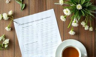 Persoonlijk plan: papieren, bloemen, koffiekop